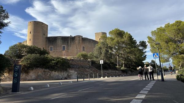 Eindrücke aus Palma, der Hauptstadt von Mallorca: Das Castell de Bellver ist eine interessante, runde Burganlage, zwei Kilometer westlich von Zentrum Palmas.