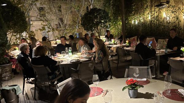 Eindrücke aus Palma, der Hauptstadt von Mallorca: Das Abendessen wie hier in einem der feinsten Lokale in Palma, im Restaurant Tokio a Lima, wird in Spanien regelrecht zelebriert.