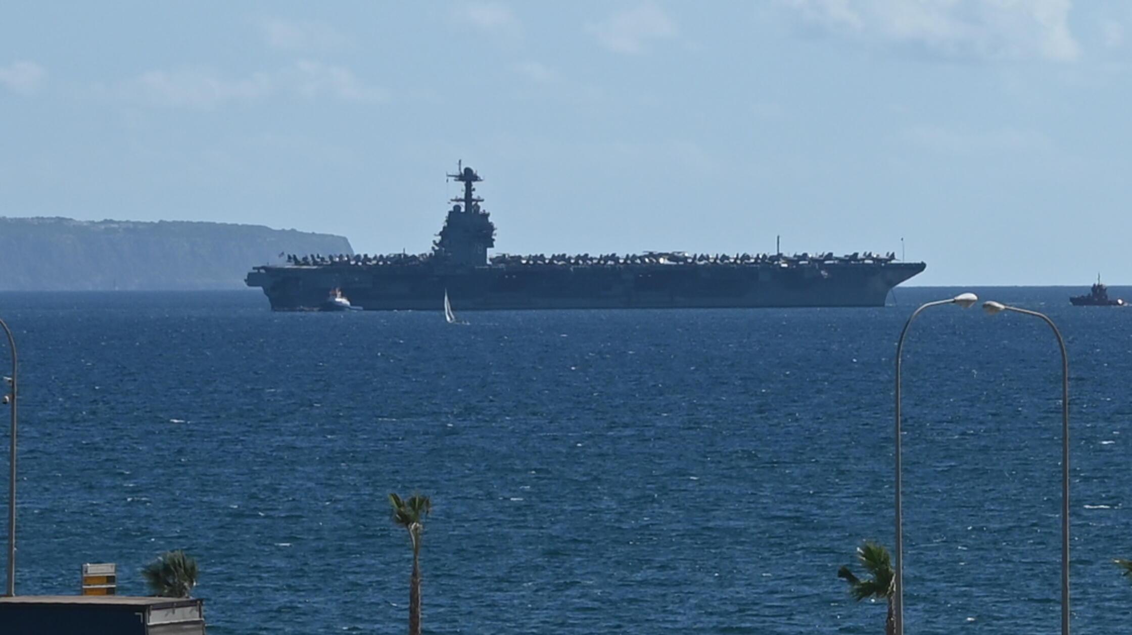 Eindrücke aus Palma, der Hauptstadt von Mallorca: Bei unserem Besuch ankerte der Flugzeugträger USS Gerald Ford nur etwa einen Kilometer vor der Kathedrale. Spanische Medien meldeten enorme Umsätze in den englischen Touristenorten der Insel, wo die Soldaten auf Landgang weilten.