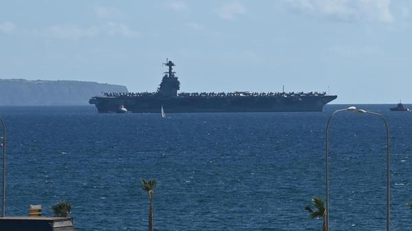 Eindrücke aus Palma, der Hauptstadt von Mallorca: Bei unserem Besuch ankerte der Flugzeugträger USS Gerald Ford nur etwa einen Kilometer vor der Kathedrale. Spanische Medien meldeten enorme Umsätze in den englischen Touristenorten der Insel, wo die Soldaten auf Landgang weilten.