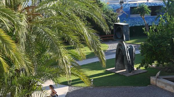 Eindrücke aus Palma, der Hauptstadt von Mallorca: Auch im Garten der Fundacio Miró Mallorca finden sich Kunstwerke.