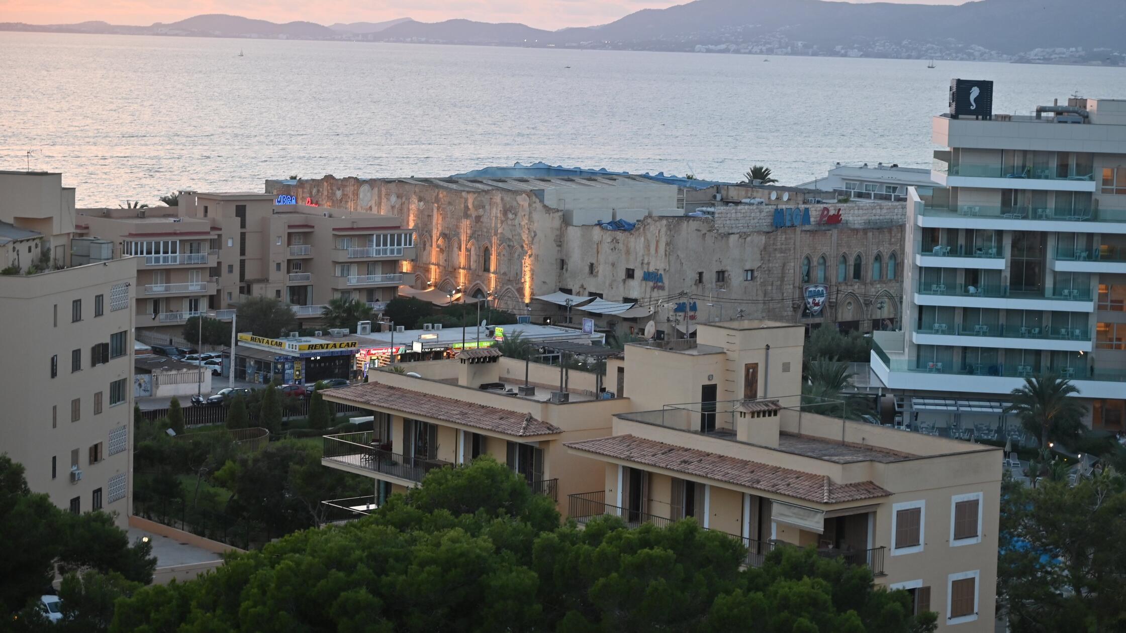 Eindrücke aus Palma, der Hauptstadt von Mallorca: Die Besonderheit des Iberostar Selection Llaut Palma ist die Dachterrasse mit Ausblick auf den Mega Park. Das Dachterrassenrestaurant ist öffentlich zugänglich.