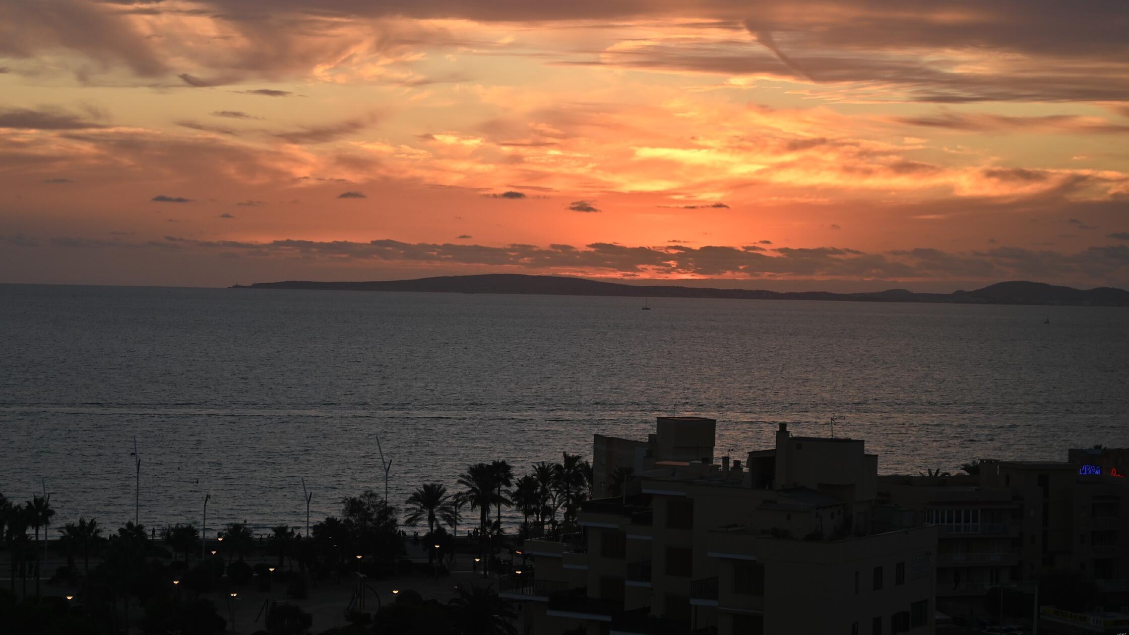 Eindrücke aus Palma, der Hauptstadt von Mallorca: Der Sonnenuntergang ist von der Dachterrasse aus besonders eindrucksvoll.