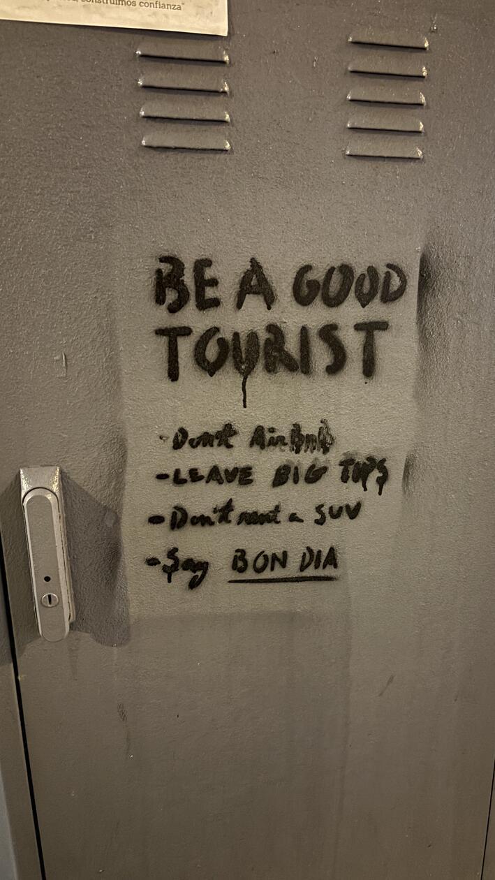 Eindrücke aus Palma, der Hauptstadt von Mallorca: Dieses Graffiti erinnert Touristen, wie sie sich benehmen sollen: "Nutze keine Airbnbs, gebe großzügige Trinkgelder, miete dir kein SUV und sage einfach Guten Tag". Tipps, wie sie in allen Ländern gut ankommen.