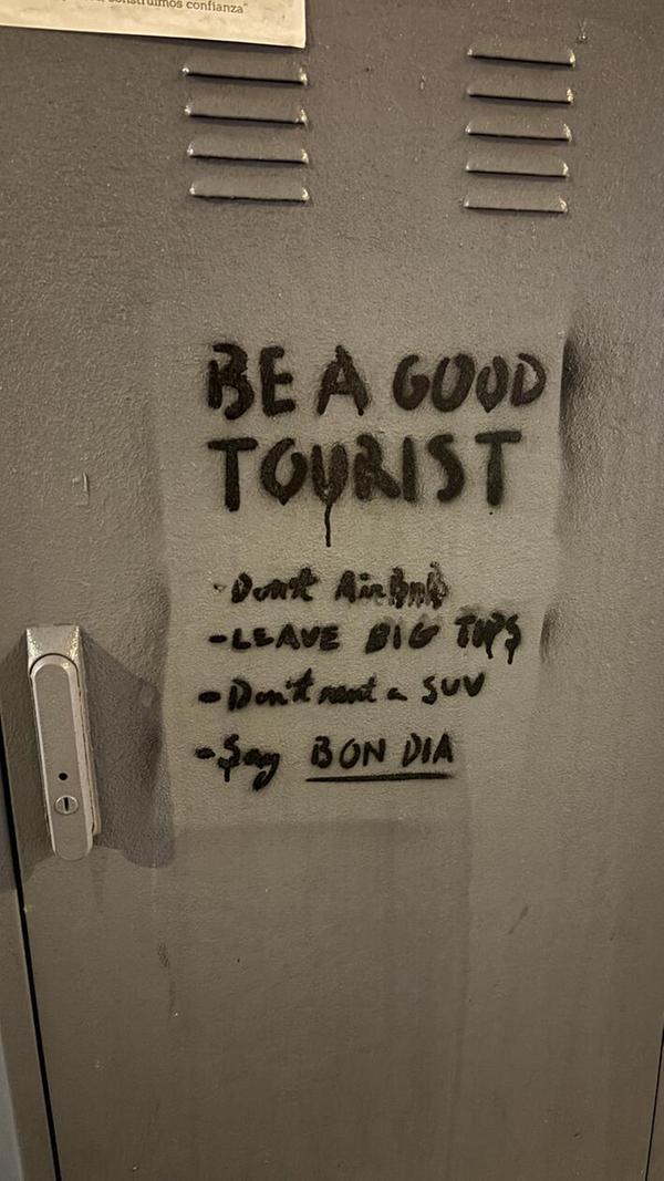 Eindrücke aus Palma, der Hauptstadt von Mallorca: Dieses Graffiti erinnert Touristen, wie sie sich benehmen sollen: "Nutze keine Airbnbs, gebe großzügige Trinkgelder, miete dir kein SUV und sage einfach Guten Tag". Tipps, wie sie in allen Ländern gut ankommen.