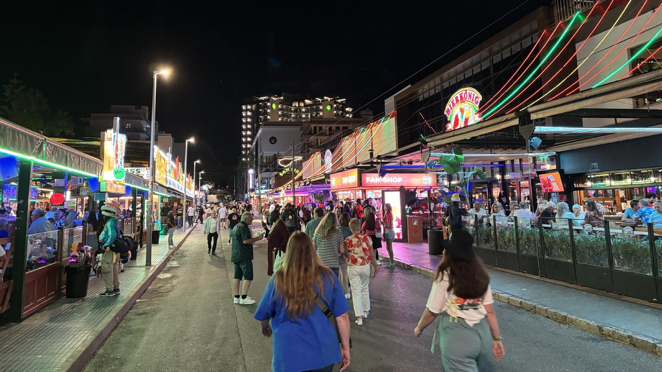 Eindrücke aus Palma, der Hauptstadt von Mallorca: Die sogenannte Schinkenstraße in Playa de Palma. Nur wenige Kilometer weiter westlich geht es in der Inselhauptstadt wesentlich ruhiger zu.