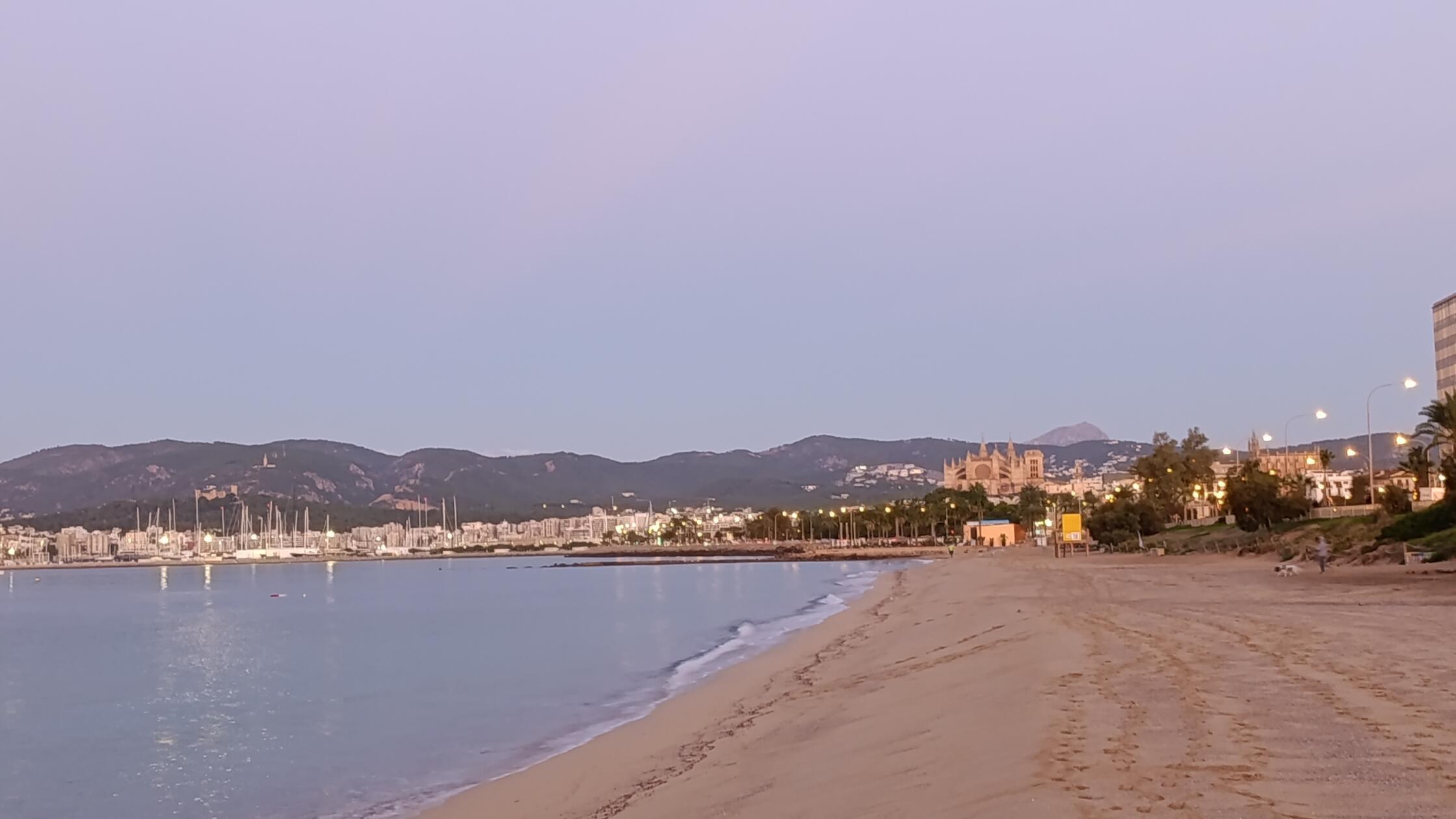 Eindrücke aus Palma, der Hauptstadt von Mallorca: Nur knaapp 15 Gehminuten von der Kathedrale entfernt liegt Palmas Strand Platja de Can Pere Antoni.