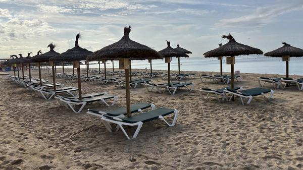 Eindrücke aus Palma, der Hauptstadt von Mallorca: Der Strand Platja de Can Pere Antoni bietet Leihliegen.