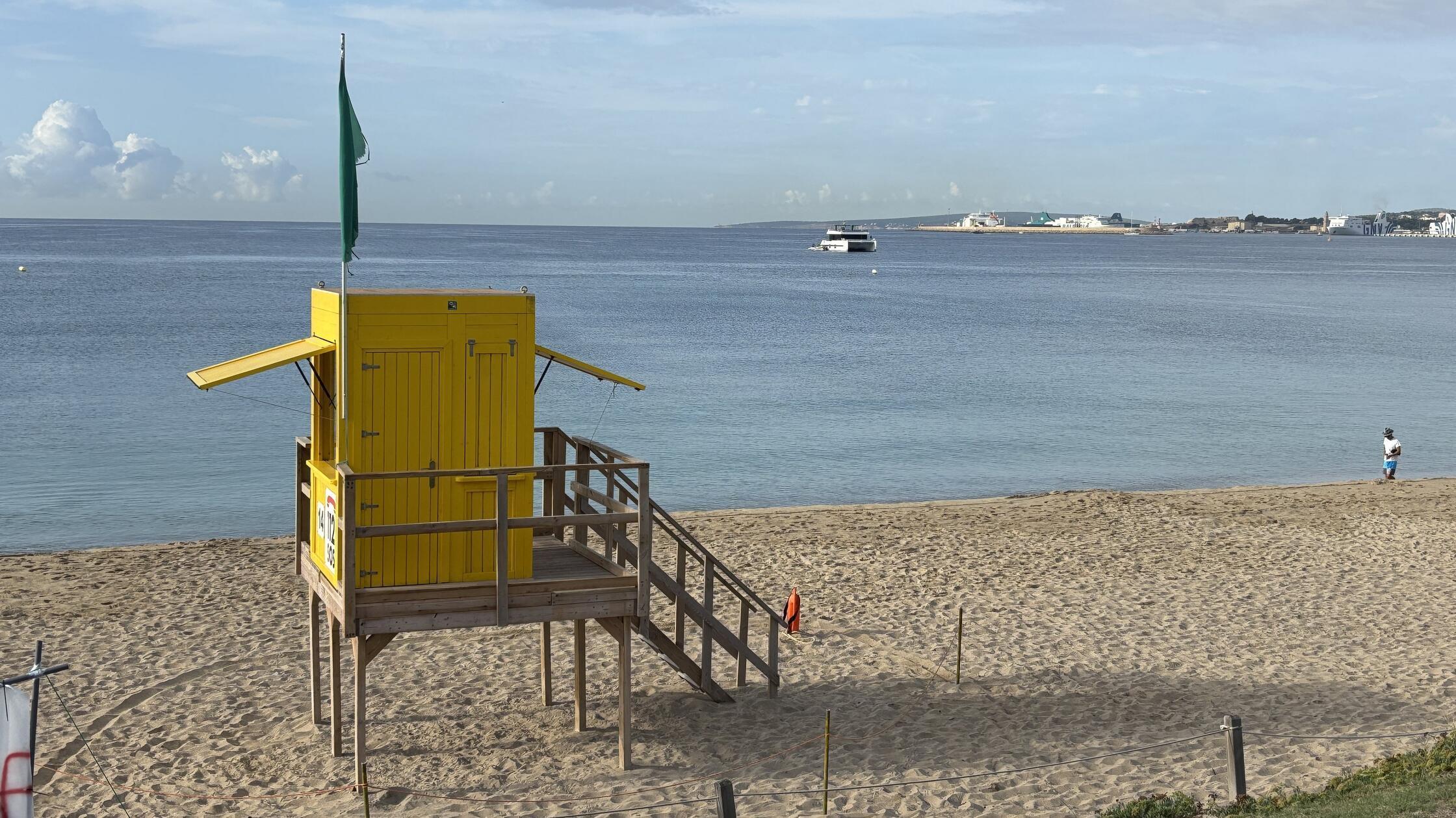 Eindrücke aus Palma, der Hauptstadt von Mallorca: Auch ein Rettungsschwimmer wacht hier in der Sommersaison über die Badegäste.