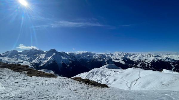 Der Panoramablick von dem höchsten Punkt des Skigebiets, unterhalb des Gipfels von "Bellecote", am Ausstieg der Gondel "LIVE3000".
