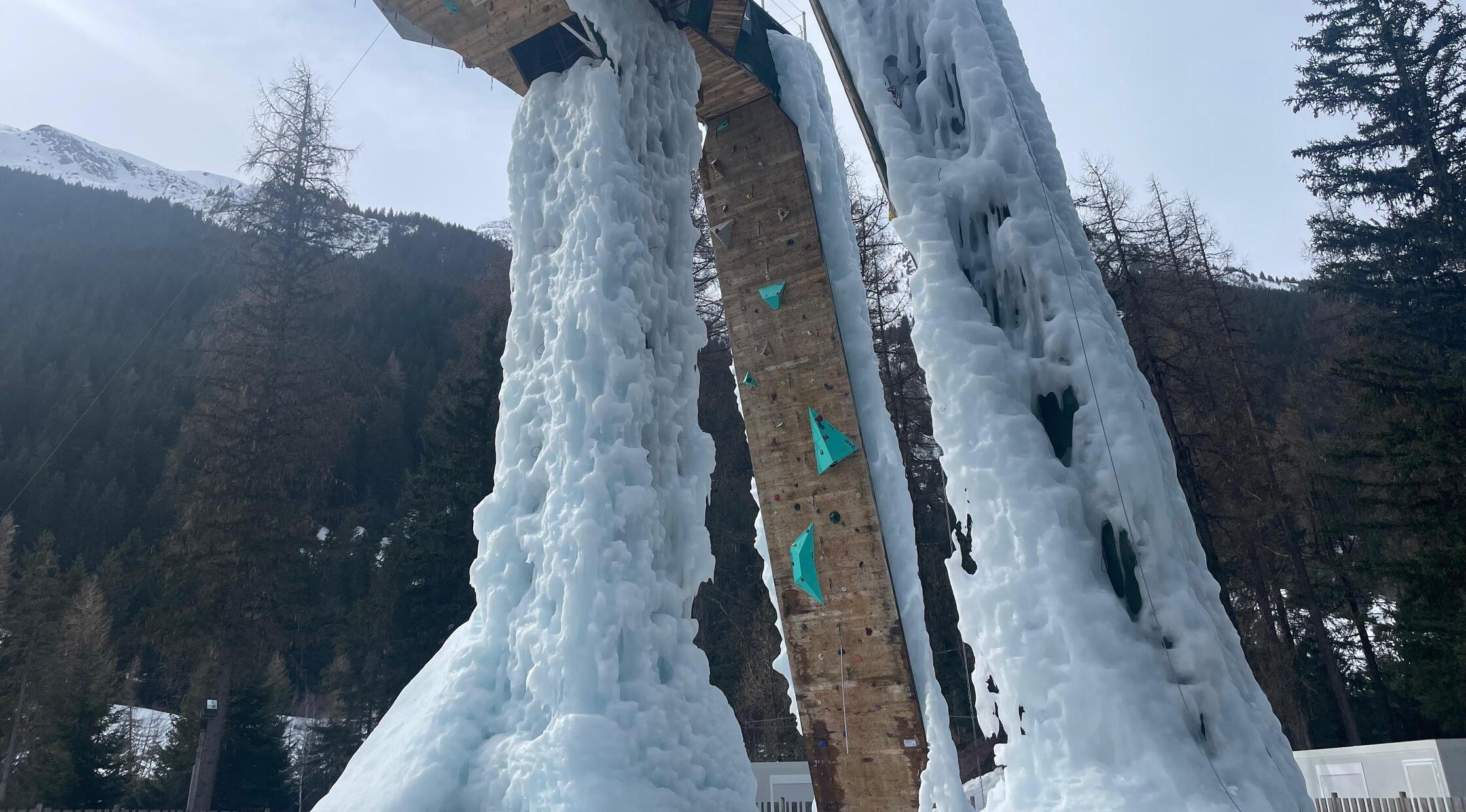 Der Eis-Turm zum "Ice-Climbing" in Champagny-le-haute, einem kleinen Gletscher-Dorf auf der anderen Seite des Berges von La Plagne.