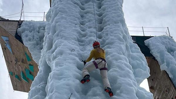 Beim "Ice-Climbing" kommen die Kletterfähigkeiten zum Einsatz - mit Pickel in den Händen und Steigeisen an den Füßen.