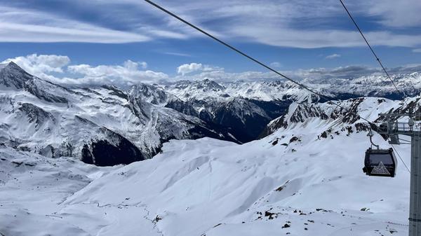 Der Blick aus der Gondel auf dem Weg zum höchsten Punkt des Skiressorts, auf über 3000 Metern Höhe.