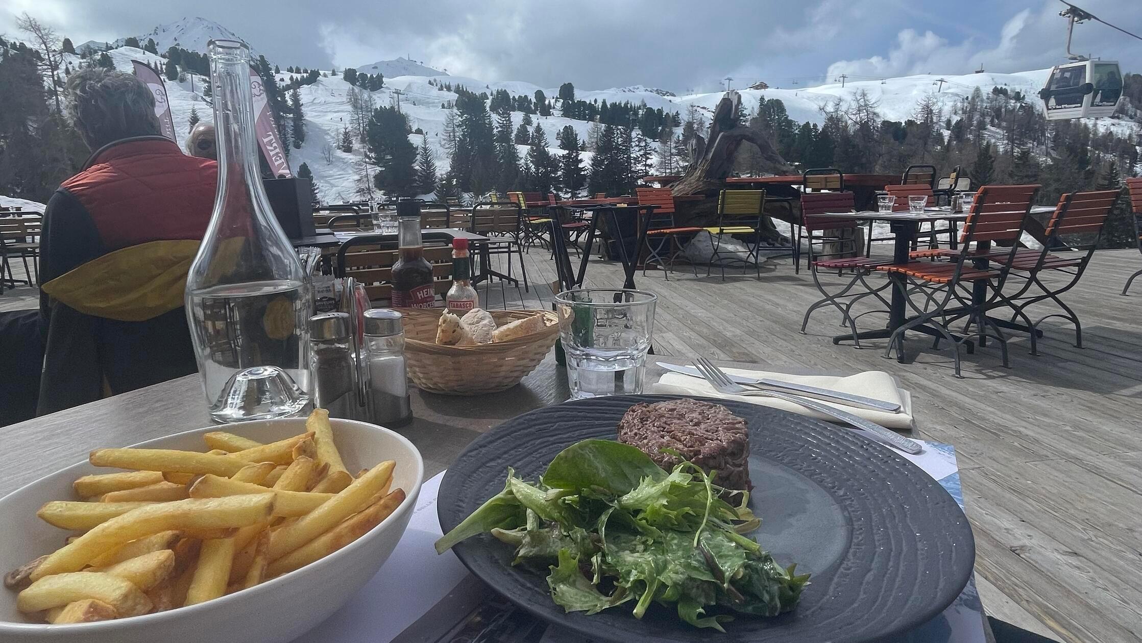 Auch neben den Pisten gibt es viele Gaststätten, um sich für die actionreichen Tage zu stärken.