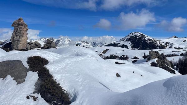 Schneeschuhwanderungen bieten neuen Einblicke in das verschneite Gebirge.