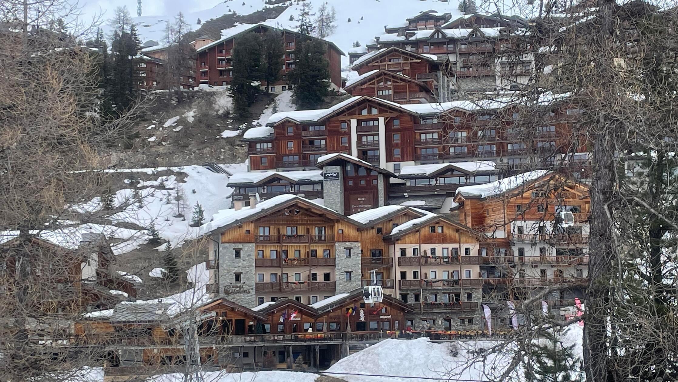 Der Blick auf das Skidorf auf 2800 Metern Höhe von der Skipiste aus.