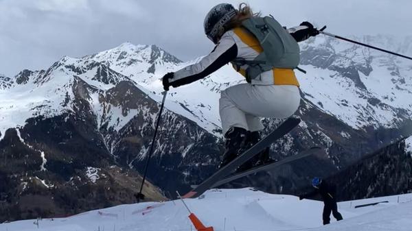 Auf den Schanzen im Snowpark kann man einiges ausprobieren - wenn man es sich traut.