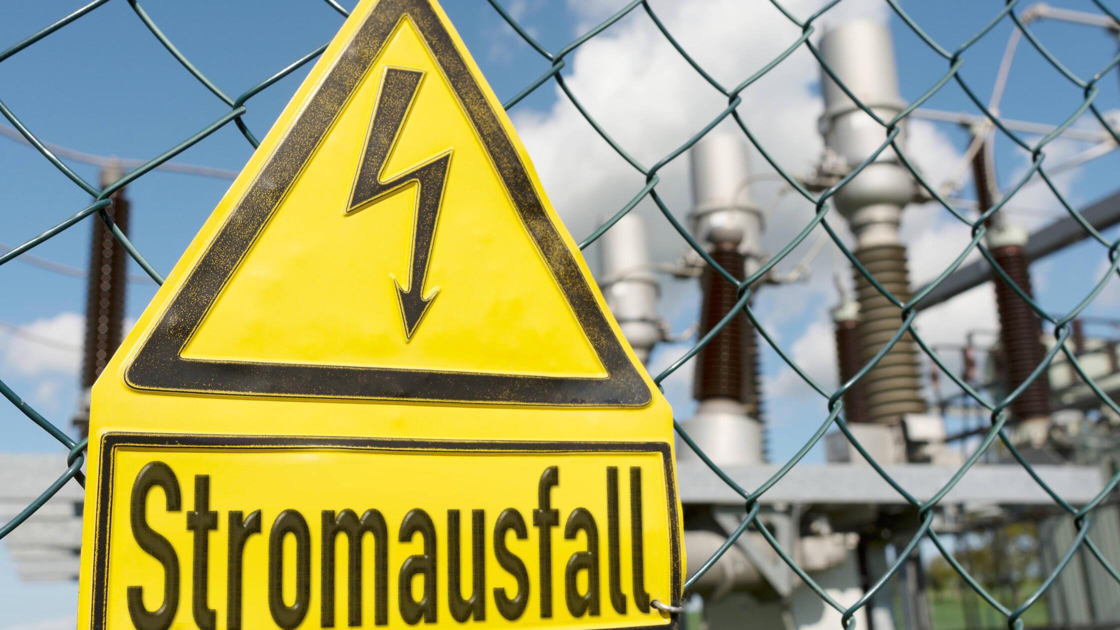 Warnschild Stromausfall vor Umspannwerk