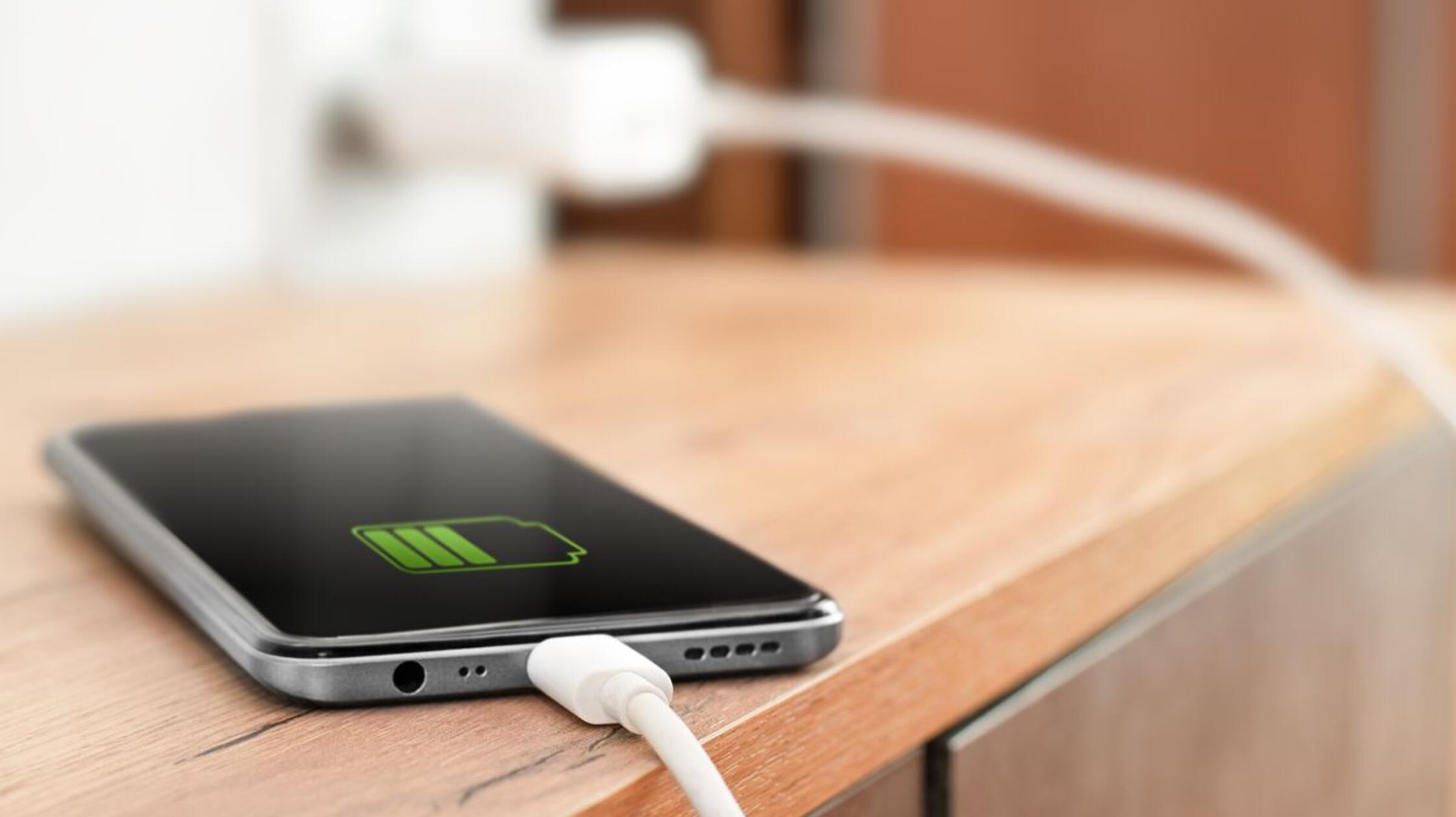 Schadet Schnelladen dem Smartphone? YouTuber macht aufwendige Tests mit überraschendem Ergebnis