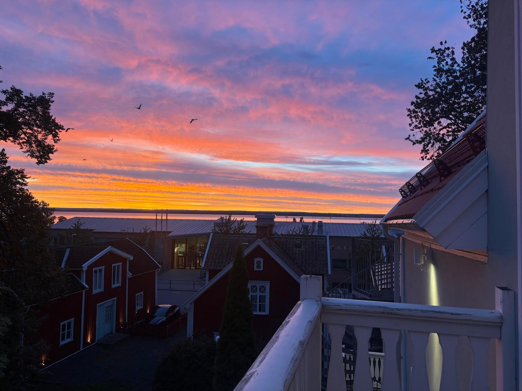 Småland begrüßt Reisende mit einem tollen Sonnenuntergang vom Balkon des "Grenna Hotell".