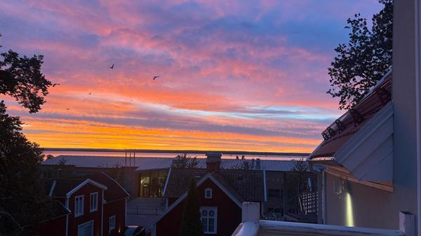 Småland begrüßt Reisende mit einem tollen Sonnenuntergang vom Balkon des "Grenna Hotell".