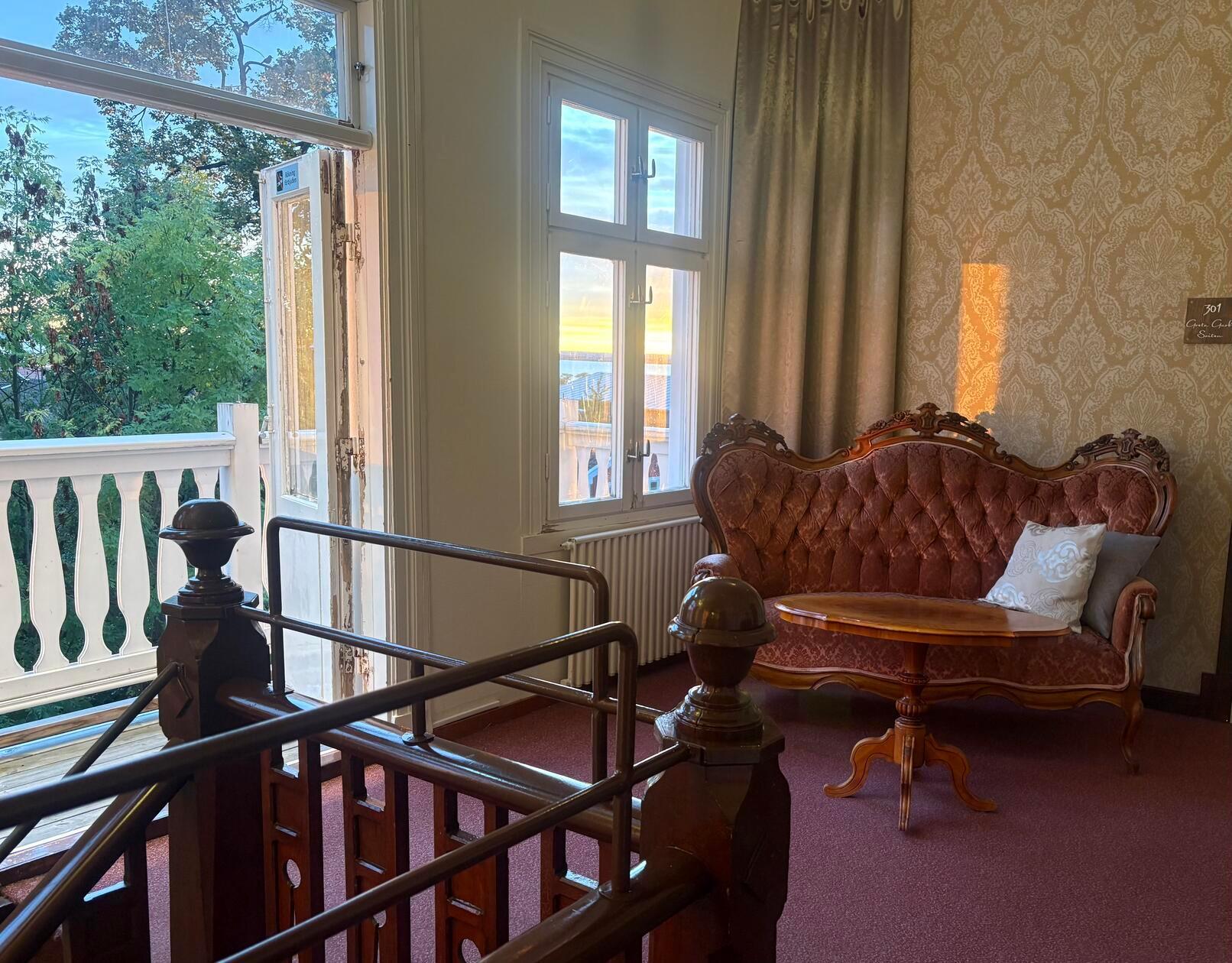 In unmittelbarer Nähe zum Vätternsee liegt das historische Hotel, das mit seiner nostalgischen Einrichtung besticht.