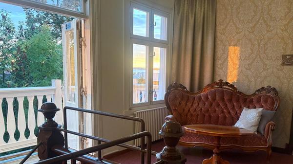 In unmittelbarer Nähe zum Vätternsee liegt das historische Hotel, das mit seiner nostalgischen Einrichtung besticht.