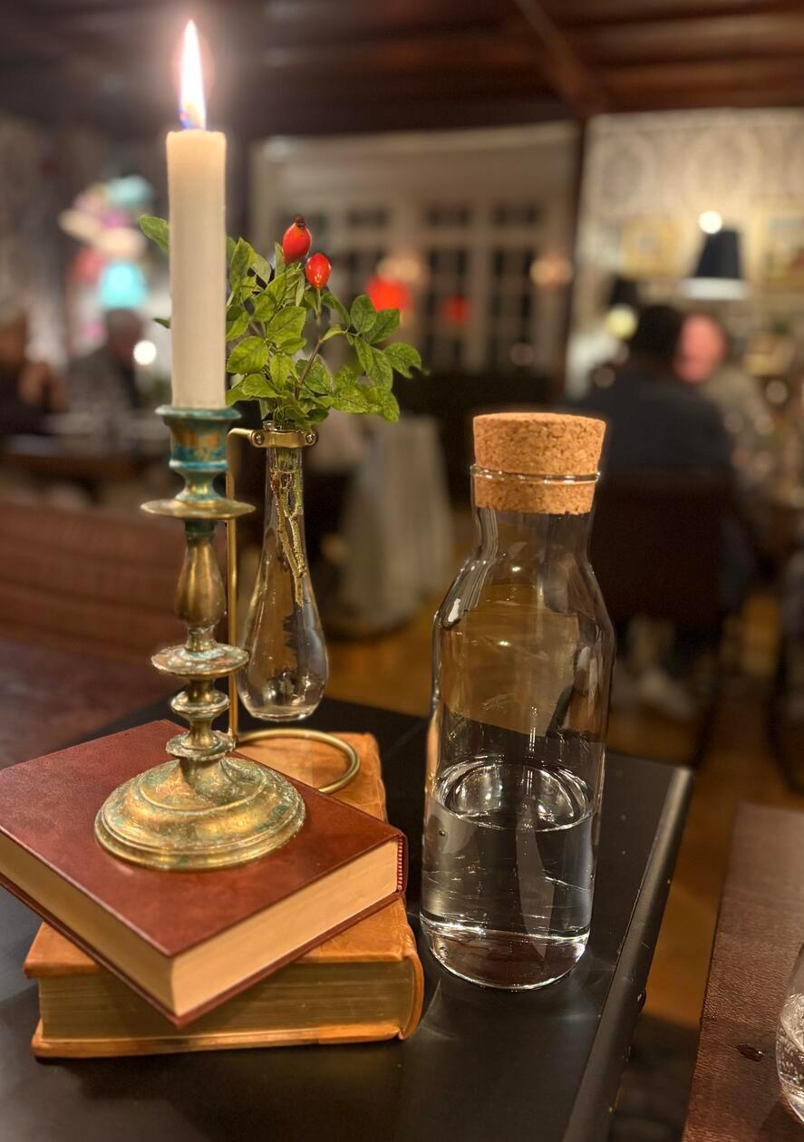 Kerzenschein, Blumen, Pflanzen, gemusterte Tapeten, Vorhänge und viele weitere dekorative Elemente bieten einen besonderen Flair.