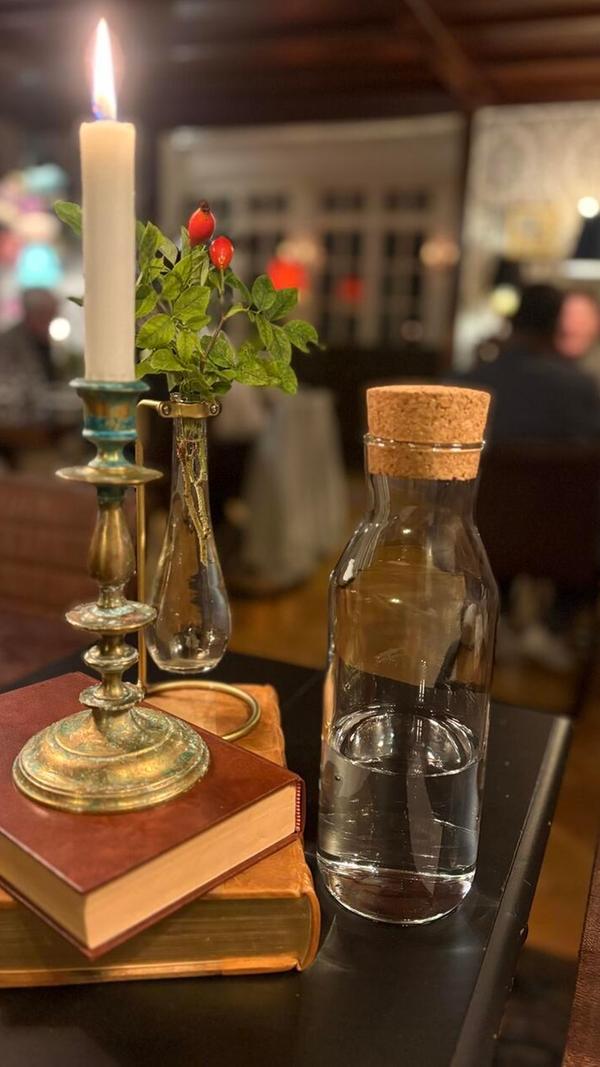 Kerzenschein, Blumen, Pflanzen, gemusterte Tapeten, Vorhänge und viele weitere dekorative Elemente bieten einen besonderen Flair.