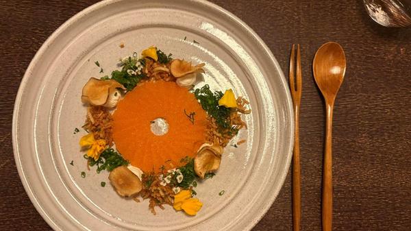 Das Degustationsmenü mit Weinbegleitung ist ein Erlebnis - Koch Martin Karlsson überzeugt mit vielen regionalen Produkten und internationalen Einflüssen und sorgt so für Gaumenfreuden.