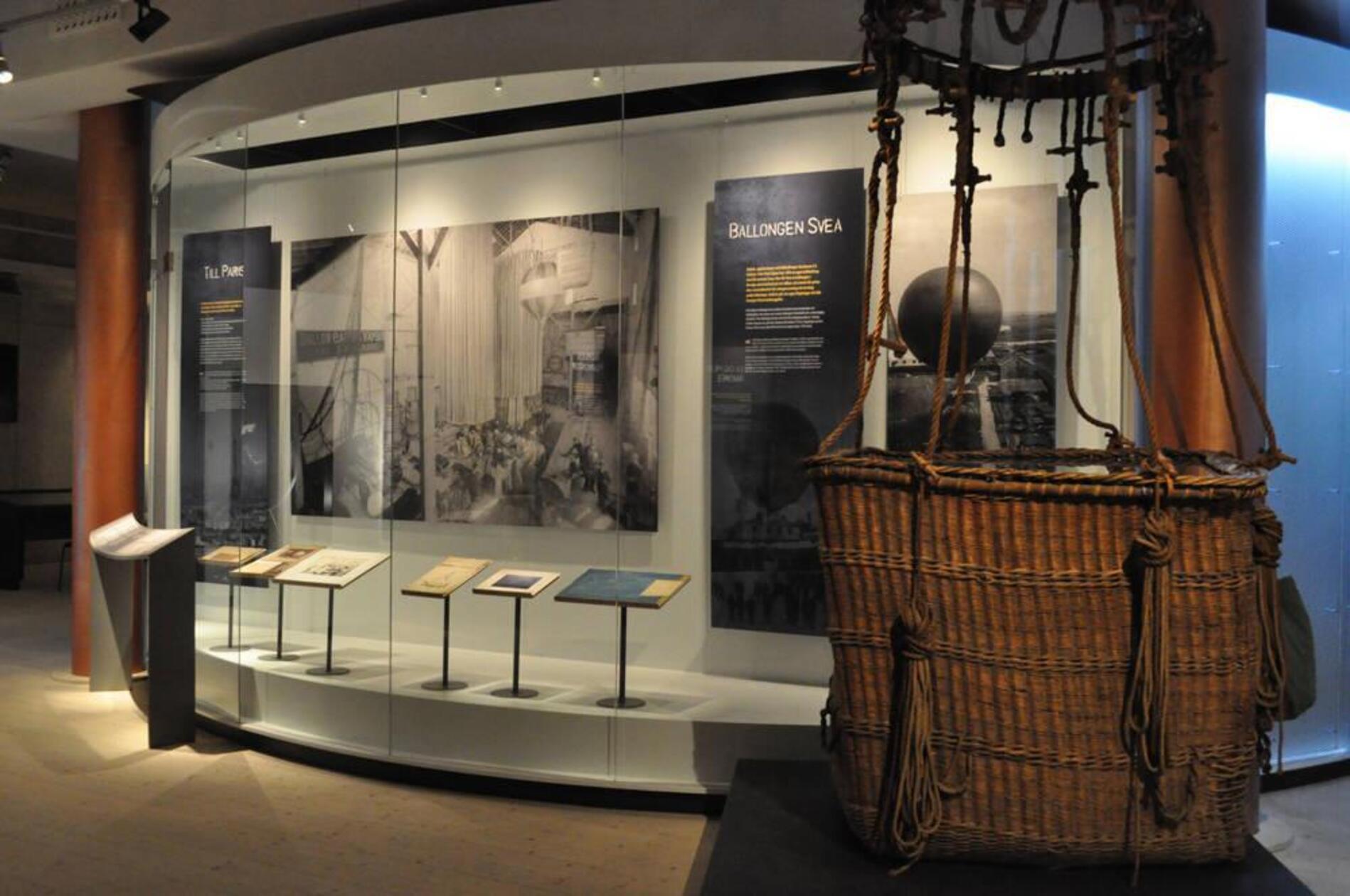 Gränna ist bekannt für die rot-weißen Zuckerstangen. Neben den süßen Bäckereien findet sich auch ein Museum mit ernsthaftem Hintergrund: Das Gränna Museum Polarcenter befasst sich mit der gescheiterten Andréexpedition sowie der Forschungsgeschichte zu Arktis und Antarktis.