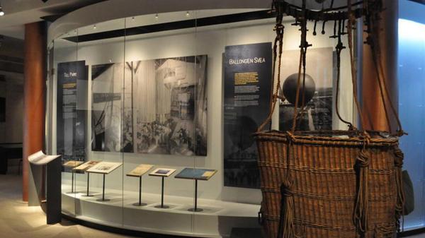 Gränna ist bekannt für die rot-weißen Zuckerstangen. Neben den süßen Bäckereien findet sich auch ein Museum mit ernsthaftem Hintergrund: Das Gränna Museum Polarcenter befasst sich mit der gescheiterten Andréexpedition sowie der Forschungsgeschichte zu Arktis und Antarktis.