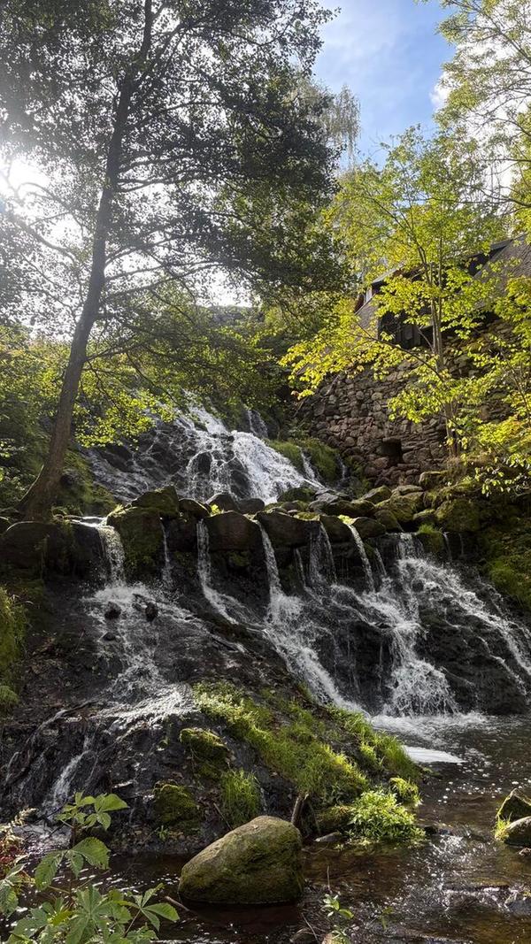 Ein toller Ort zum Verweilen: Der hiesige Wasserfall in Röttle.