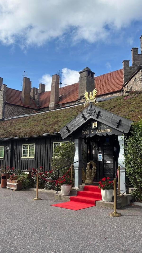 In die alte Burg von Gyllene Uttern beherbergt heute ein Hotel samt Restaurant.