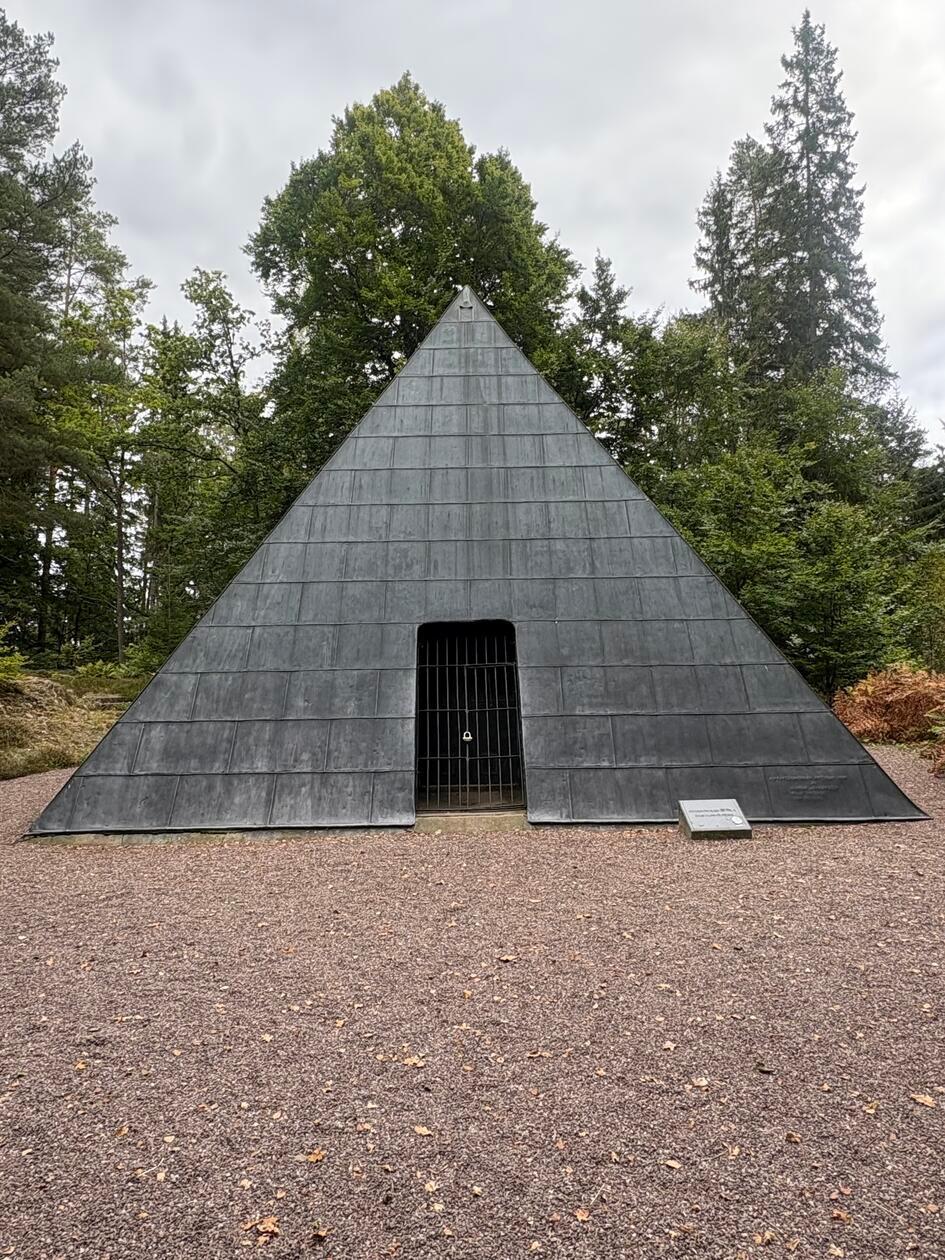 Etwa 35 Kilometer von Gränna entfernt liegt versteckt im Wald die Pyramide in Lommaryd - das Grabmal des exzentrischen Baron Malte Liewen Stierngranat und seiner Familie. Er gilt als großer Förderer der Region. Der Baron ließ sich von seiner Ägyptenreise 1908 bei der Planung seiner letzten Stätte inspirieren.