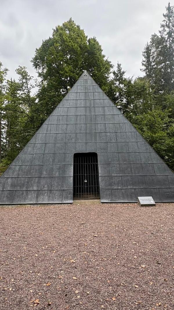 Etwa 35 Kilometer von Gränna entfernt liegt versteckt im Wald die Pyramide in Lommaryd - das Grabmal des exzentrischen Baron Malte Liewen Stierngranat und seiner Familie. Er gilt als großer Förderer der Region. Der Baron ließ sich von seiner Ägyptenreise 1908 bei der Planung seiner letzten Stätte inspirieren.