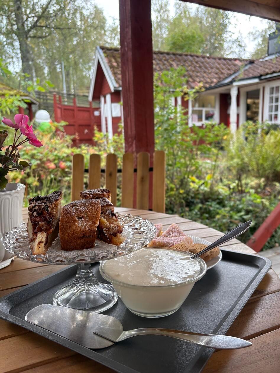 Wer Schweden besucht, muss natürlich eine Fika einlegen. Wer die Region um Aneby besucht muss einen Halt beim Stalpet Café einlegen, um die köstlichen Plätzchen, Waffeln und Kuchen zu kosten.
