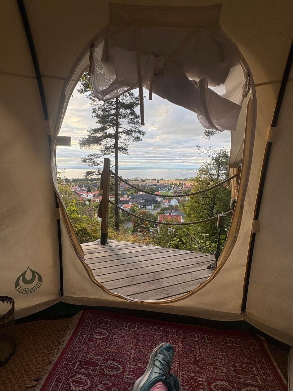 Glamping bei Gränna: In Winnies Zelten samt Betten und Heizdecken ist es auch noch im Herbst kuschelig warm.