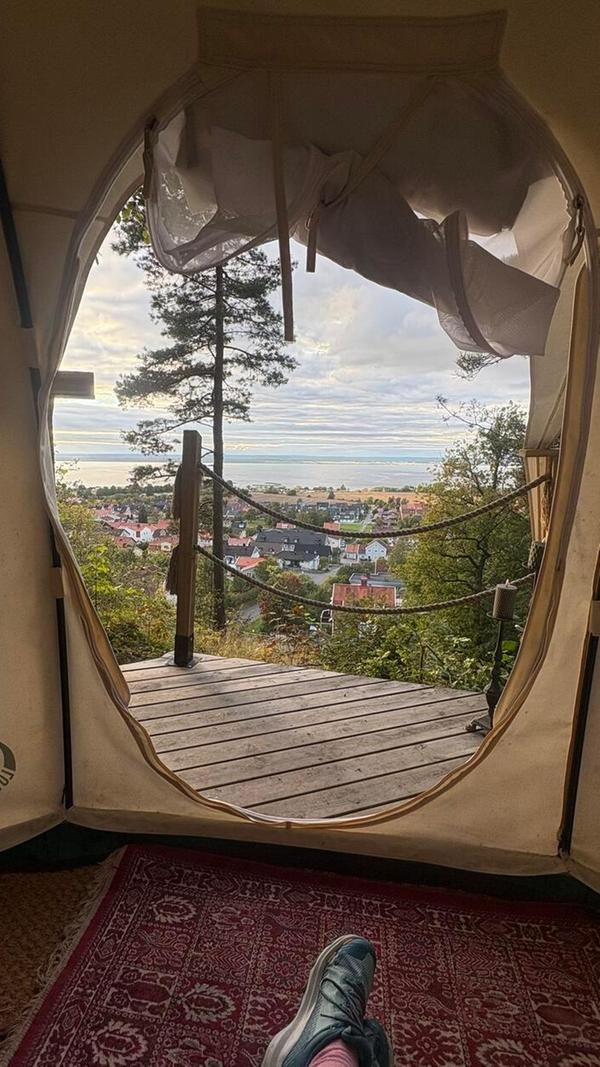 Glamping bei Gränna: In Winnies Zelten samt Betten und Heizdecken ist es auch noch im Herbst kuschelig warm.