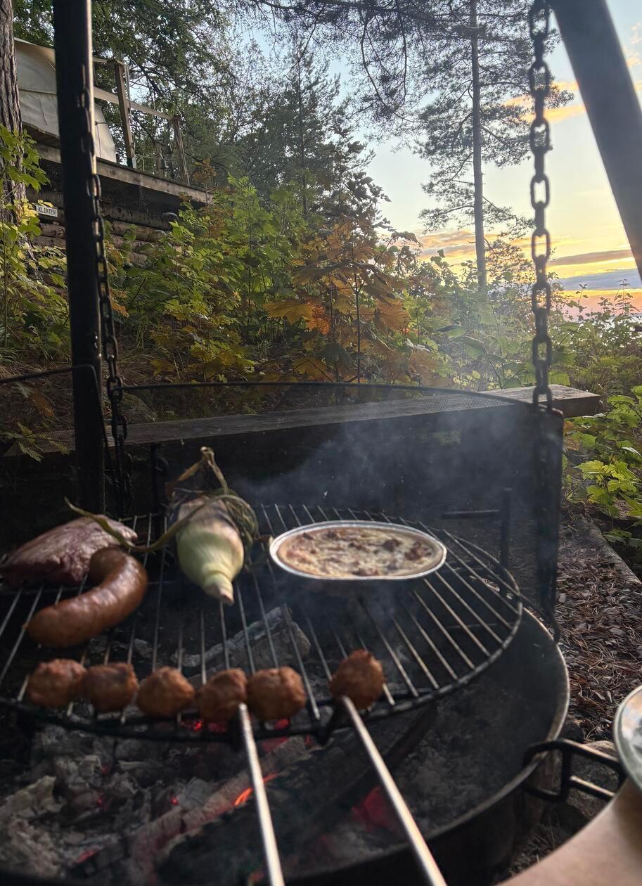 Selbst Feuer zu machen und dann die südschwedischen Leckerbissen darüber zu braten ist definitiv ein Erlebnis.