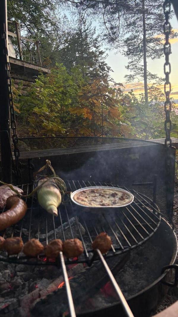 Selbst Feuer zu machen und dann die südschwedischen Leckerbissen darüber zu braten ist definitiv ein Erlebnis.