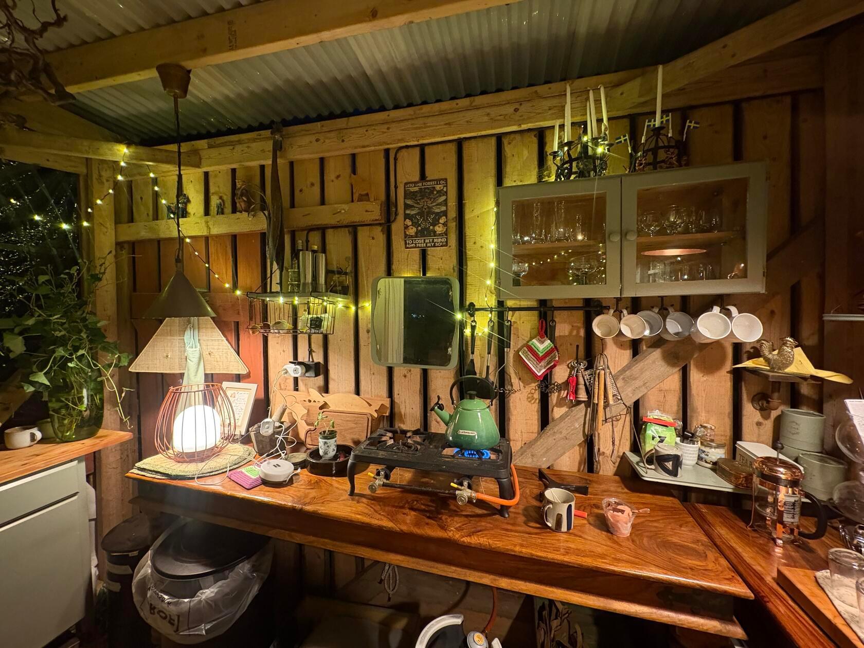 Unter freiem Himmel und doch bestens ausgestattet: Beim Gränna Glamping ist die Außdenküche mit Gasherd, Spülbecken und Kühlschrank bestückt.