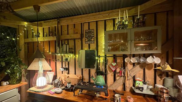 Unter freiem Himmel und doch bestens ausgestattet: Beim Gränna Glamping ist die Außdenküche mit Gasherd, Spülbecken und Kühlschrank bestückt.