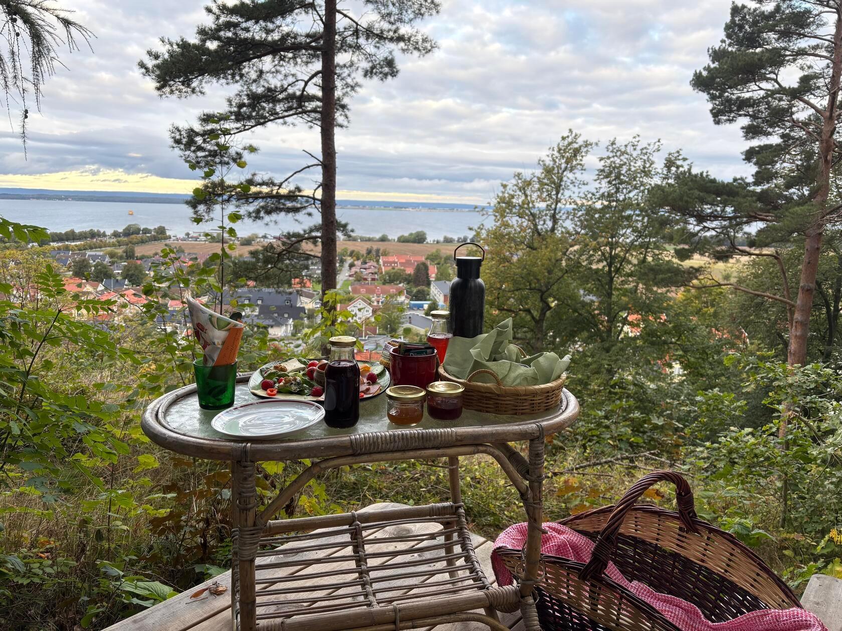 Das Frühstück am Morgen lässt sich vor dem Zelt bei einem tollen Ausblick genießen.