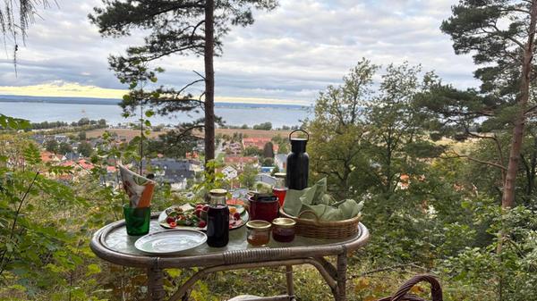 Das Frühstück am Morgen lässt sich vor dem Zelt bei einem tollen Ausblick genießen.