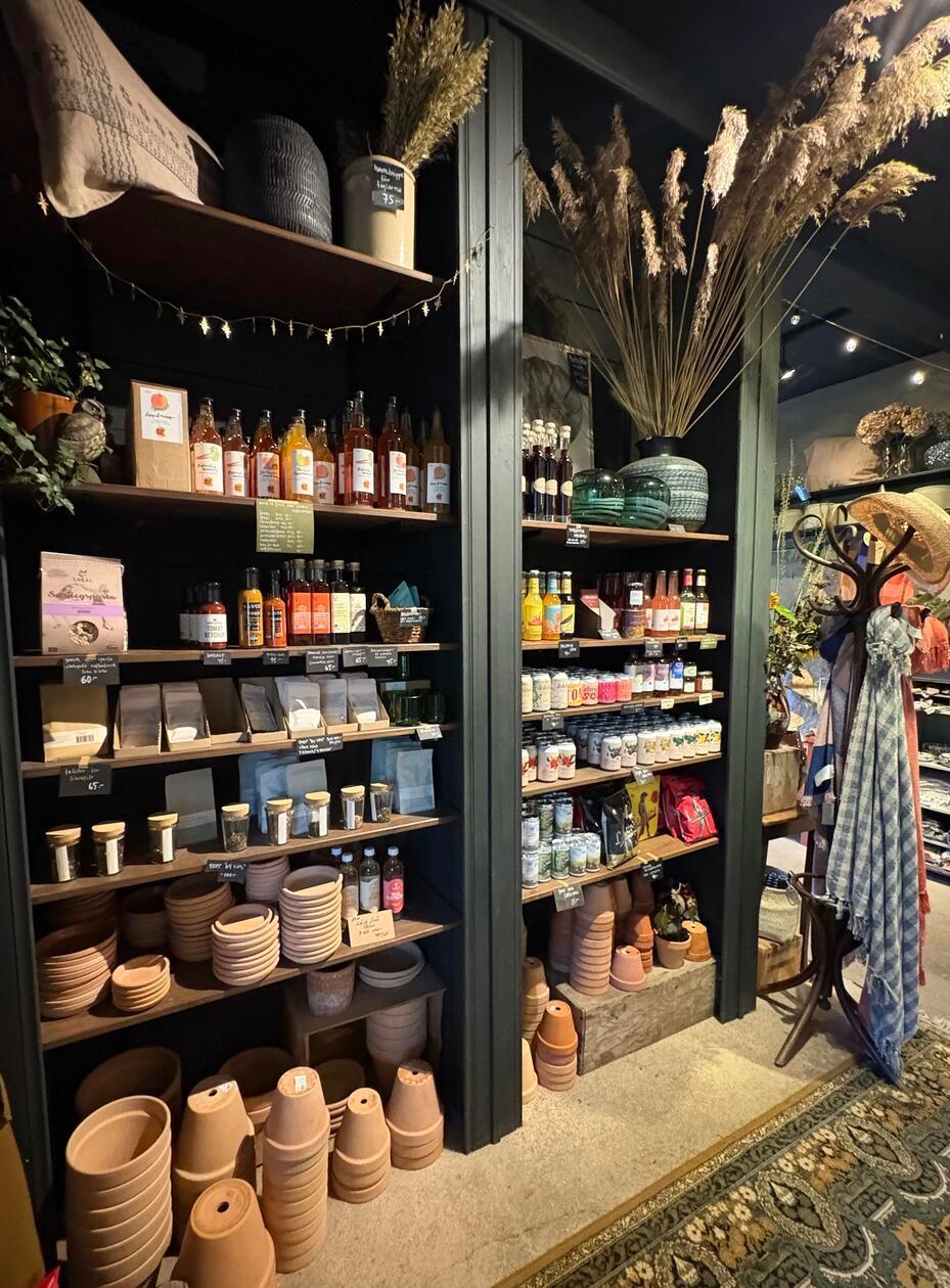 Der ausgebaute Bauernhof der Großeltern ist zu einem kleinen Geschäft geworden, in dem es nicht nur selbst angebaute Blumen gibt, sondern auch Seifen, Dekoratives oder kleine Leckereien zum Beispiel aus Italien.