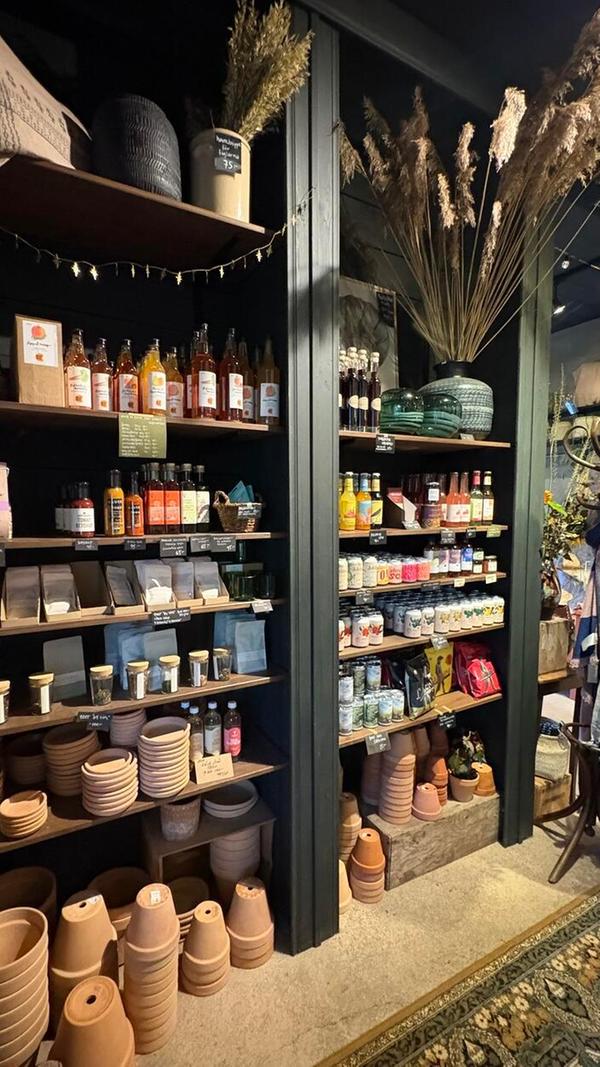 Der ausgebaute Bauernhof der Großeltern ist zu einem kleinen Geschäft geworden, in dem es nicht nur selbst angebaute Blumen gibt, sondern auch Seifen, Dekoratives oder kleine Leckereien zum Beispiel aus Italien.