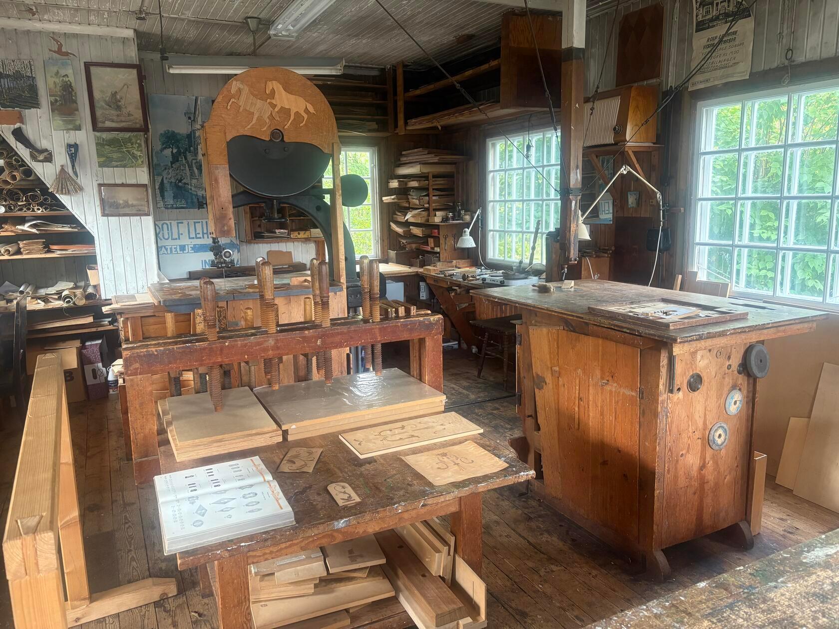 Die Intarsienwerkstatt ist sogar noch in Betrieb, für junge Designer und Designerinnen, die hier sogar für ein Stipendium in die alte Lehmann-Villa einziehen können. Im Untergeschoss befindet sich ein Museum.