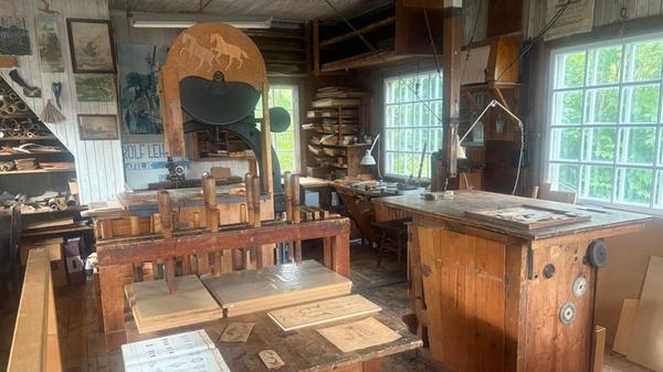 Die Intarsienwerkstatt ist sogar noch in Betrieb, für junge Designer und Designerinnen, die hier sogar für ein Stipendium in die alte Lehmann-Villa einziehen können. Im Untergeschoss befindet sich ein Museum.