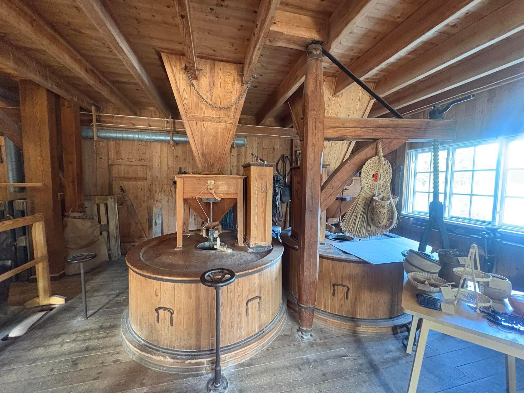 Eine alte von Wasser betriebene Mühle, mit der das eigene Mehl hergestellt wird - gibt es das überhaupt noch? Auf dem Bauernhof Forssa Kvarnagård passiert genau das wieder.